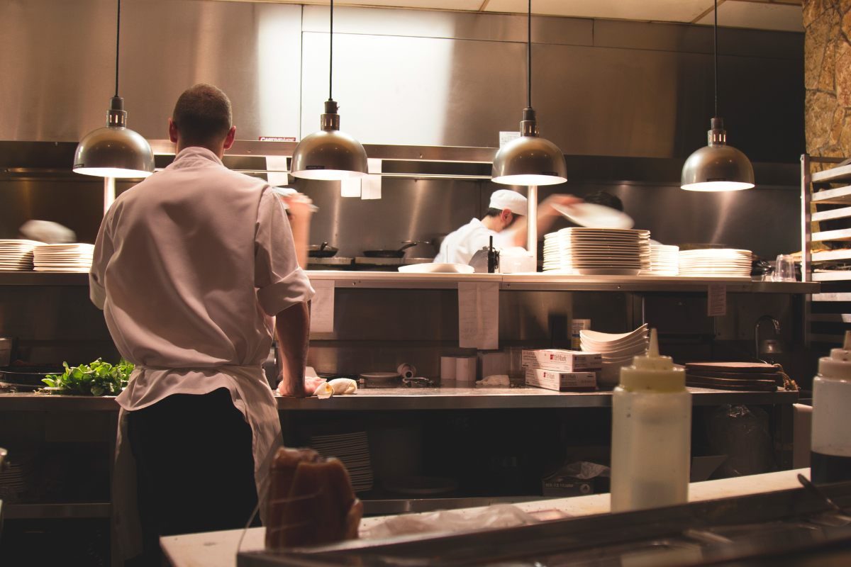 Wyposażenie restauracji – czym powinno się wyróżniać?